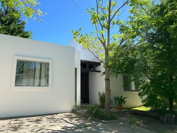 Casa en VENTA-El Lucero-3 dorm Jardin Pileta Parr