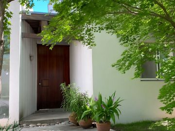 Casa en VENTA-El Lucero-3 dorm Jardin Pileta Parr