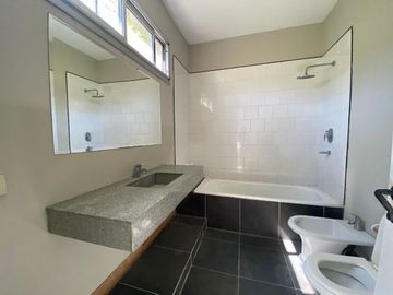 Casa en VENTA-El Lucero-3 dorm Jardin Pileta Parr