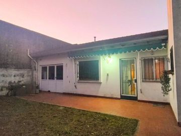 VENTA CASA 3 AMBIENTES CASTELAR NORTE