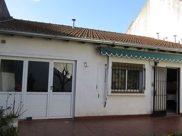 VENTA CASA 3 AMBIENTES CASTELAR NORTE
