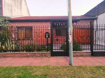VENTA CASA 3 AMBIENTES CASTELAR NORTE