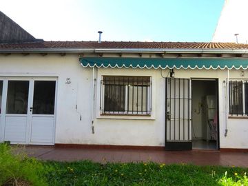 VENTA CASA 3 AMBIENTES CASTELAR NORTE