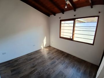 Casa 5 ambientes con depto 2 ambientes V Lynch