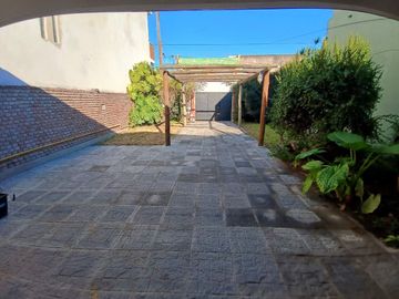 Casa 5 ambientes con depto 2 ambientes V Lynch