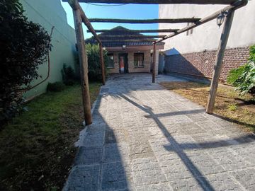 Casa 5 ambientes con depto 2 ambientes V Lynch