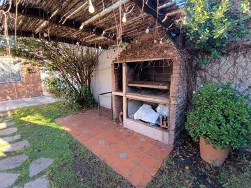 Casa 5 ambientes con depto 2 ambientes V Lynch