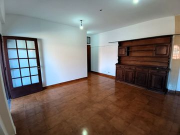 Casa 5 ambientes con depto 2 ambientes V Lynch