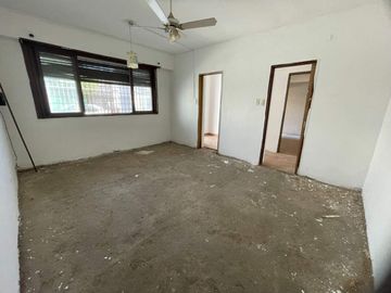 CASA 4 AMBIENTES CON COCHERA-PATIO-QUINCHO