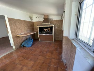 CASA 4 AMBIENTES CON COCHERA-PATIO-QUINCHO