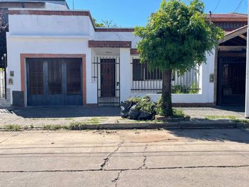 CASA 4 AMBIENTES CON COCHERA-PATIO-QUINCHO