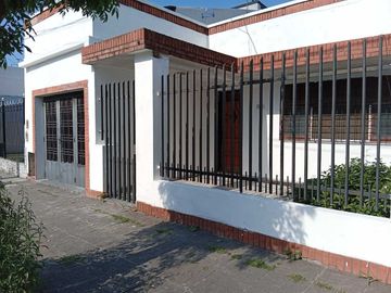 CASA 4 AMBIENTES CON COCHERA-PATIO-QUINCHO