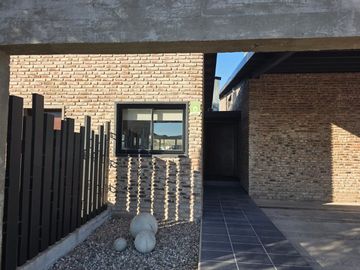 VENTA CASA 3 DORM C/PILETA TIERRALTA - MALAGUEÑO