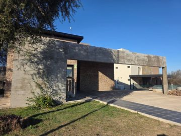 VENTA CASA 3 DORM C/PILETA TIERRALTA - MALAGUEÑO