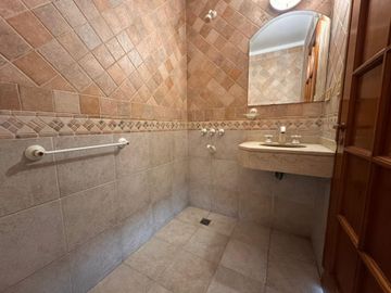 VENTA CASA 3 AMB C/QUINCHO Y PARQUE SANTOS LUGARES