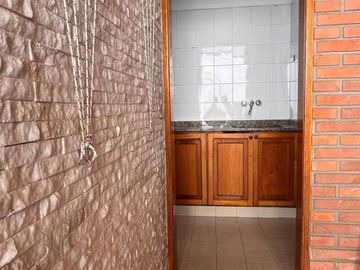 VENTA CASA 3 AMB C/QUINCHO Y PARQUE SANTOS LUGARES