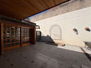 VENTA CASA 3 AMB C/QUINCHO Y PARQUE SANTOS LUGARES