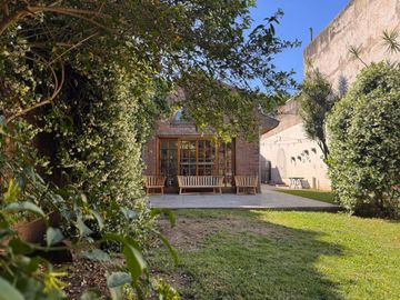 VENTA CASA 3 AMB C/QUINCHO Y PARQUE SANTOS LUGARES