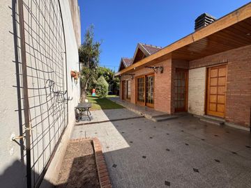 VENTA CASA 3 AMB C/QUINCHO Y PARQUE SANTOS LUGARES