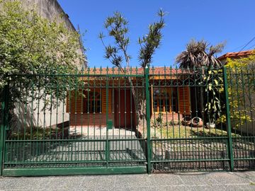 VENTA CASA 3 AMB C/QUINCHO Y PARQUE SANTOS LUGARES