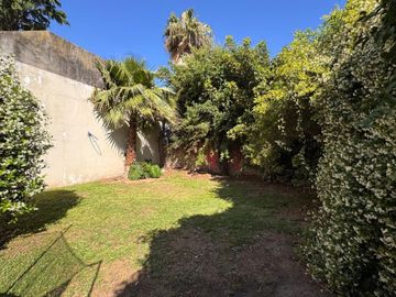 VENTA CASA 3 AMB C/QUINCHO Y PARQUE SANTOS LUGARES