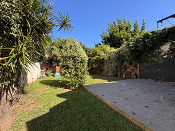 VENTA CASA 3 AMB C/QUINCHO Y PARQUE SANTOS LUGARES