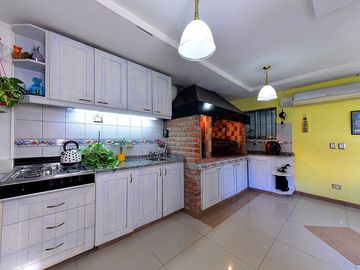 VENTA CASA 3 AMB CASTELAR NORTE JARDIN Y QUINCHO