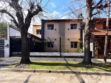 VENTA CASA 3 AMB CASTELAR NORTE JARDIN Y QUINCHO