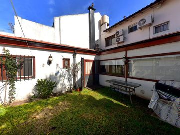 VENTA CASA 3 AMB CASTELAR NORTE JARDIN Y QUINCHO