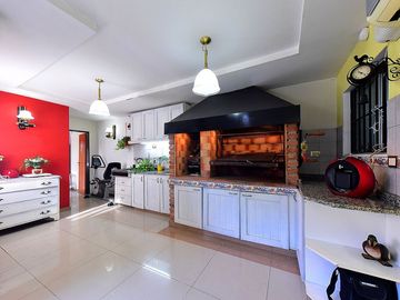 VENTA CASA 3 AMB CASTELAR NORTE JARDIN Y QUINCHO