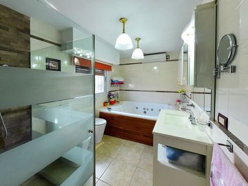 VENTA CASA 3 AMB CASTELAR NORTE JARDIN Y QUINCHO