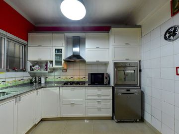 VENTA CASA 3 AMB CASTELAR NORTE JARDIN Y QUINCHO