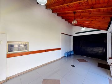 VENTA CASA 3 AMB CASTELAR NORTE JARDIN Y QUINCHO