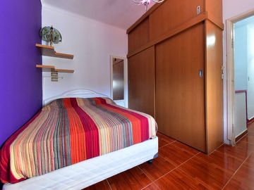 VENTA CASA 3 AMB CASTELAR NORTE JARDIN Y QUINCHO