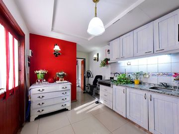 VENTA CASA 3 AMB CASTELAR NORTE JARDIN Y QUINCHO