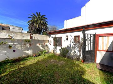 VENTA CASA 3 AMB CASTELAR NORTE JARDIN Y QUINCHO