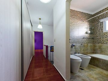 VENTA CASA 3 AMB CASTELAR NORTE JARDIN Y QUINCHO