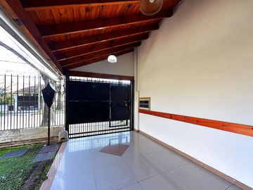 VENTA CASA 3 AMB CASTELAR NORTE JARDIN Y QUINCHO