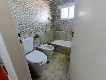 VENTA CASA 3 AMB CASTELAR NORTE JARDIN Y QUINCHO