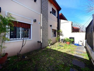 VENTA CASA 3 AMB CASTELAR NORTE JARDIN Y QUINCHO