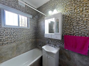 VENTA CASA 3 AMB CASTELAR NORTE JARDIN Y QUINCHO