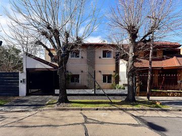 VENTA CASA 3 AMB CASTELAR NORTE JARDIN Y QUINCHO