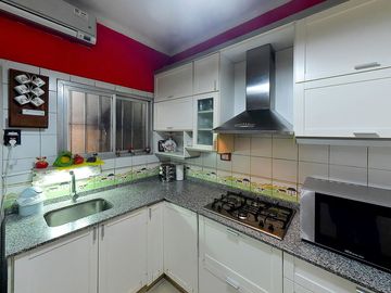 VENTA CASA 3 AMB CASTELAR NORTE JARDIN Y QUINCHO