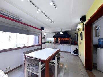 VENTA CASA 3 AMB CASTELAR NORTE JARDIN Y QUINCHO