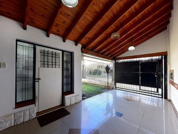 VENTA CASA 3 AMB CASTELAR NORTE JARDIN Y QUINCHO
