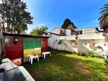 VENTA CASA 3 AMB CASTELAR NORTE JARDIN Y QUINCHO