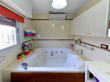 VENTA CASA 3 AMB CASTELAR NORTE JARDIN Y QUINCHO