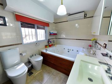 VENTA CASA 3 AMB CASTELAR NORTE JARDIN Y QUINCHO