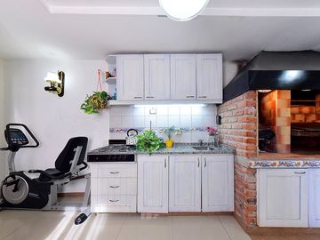 VENTA CASA 3 AMB CASTELAR NORTE JARDIN Y QUINCHO