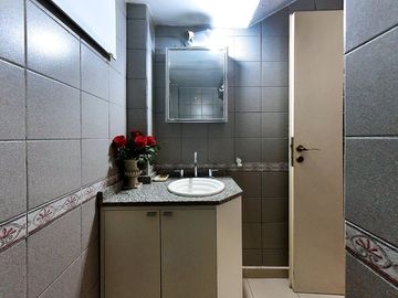 VENTA CASA 3 AMB CASTELAR NORTE JARDIN Y QUINCHO